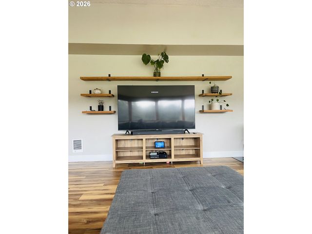 922 FERN Pl, Reedsport, OR 97467