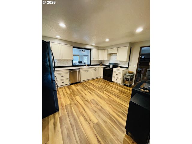 922 FERN Pl, Reedsport, OR 97467