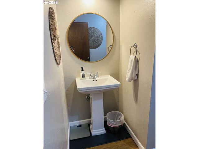 922 FERN Pl, Reedsport, OR 97467