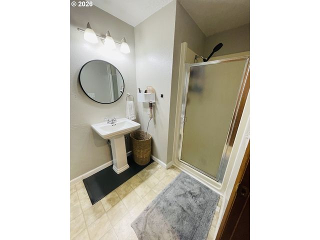 922 FERN Pl, Reedsport, OR 97467