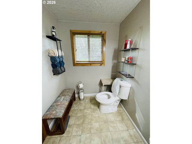 922 FERN Pl, Reedsport, OR 97467