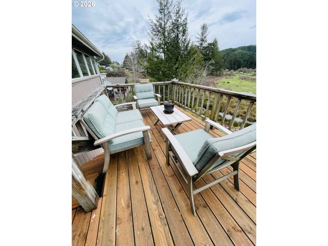 922 FERN Pl, Reedsport, OR 97467