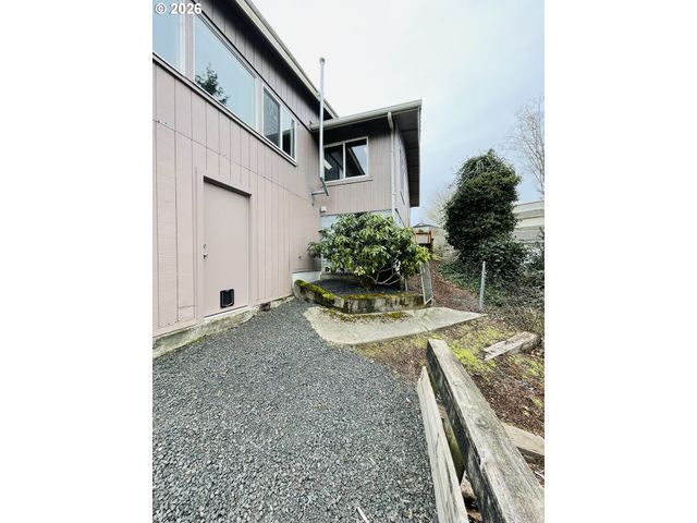 922 FERN Pl, Reedsport, OR 97467