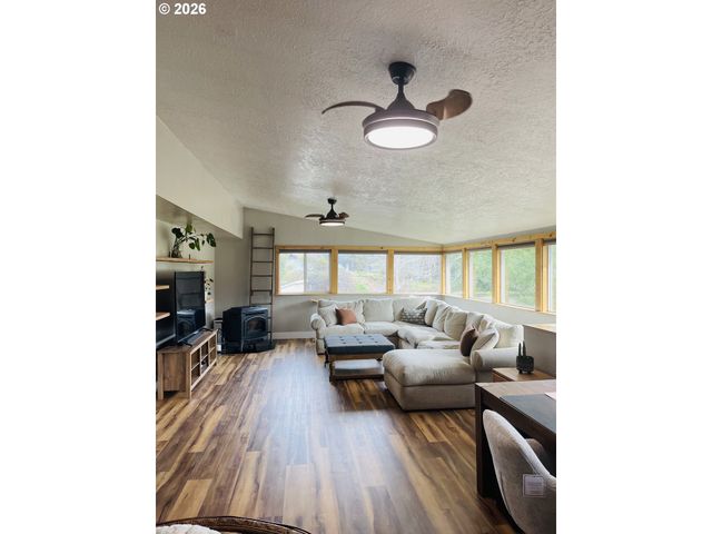 922 FERN Pl, Reedsport, OR 97467