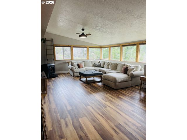 922 FERN Pl, Reedsport, OR 97467