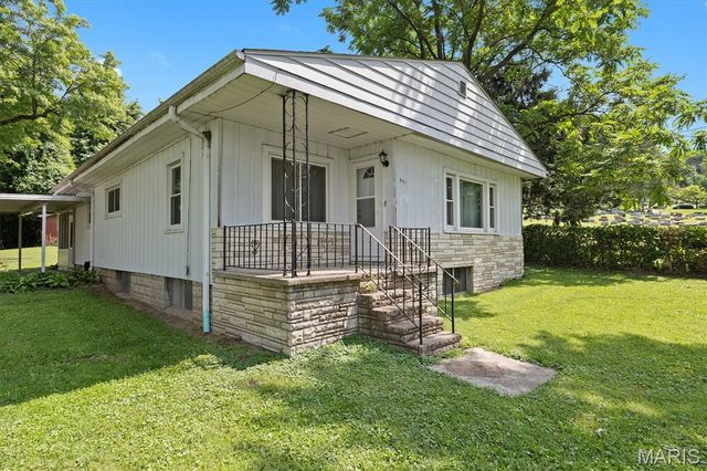 551 Woodland Avenue, Wood River, IL 62095