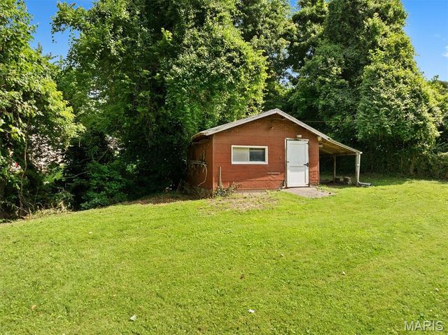 551 Woodland Avenue, Wood River, IL 62095