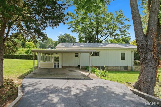 551 Woodland Avenue, Wood River, IL 62095