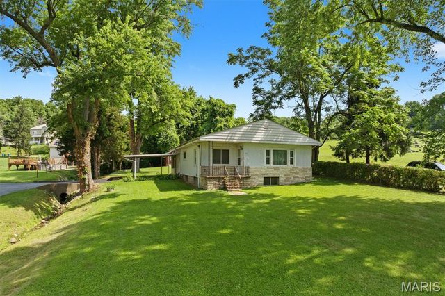 551 Woodland Avenue, Wood River, IL 62095
