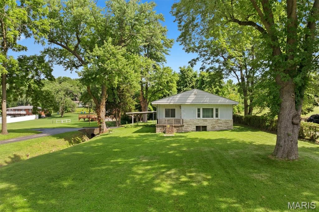 551 Woodland Avenue, Wood River, IL 62095