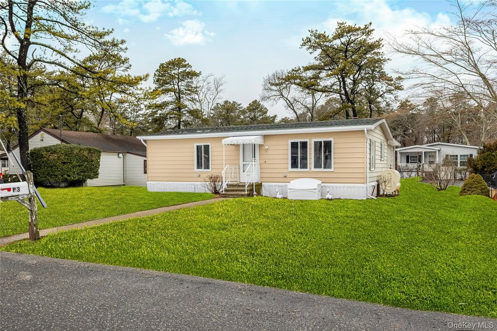 525 Riverleigh Avenue P3, Riverhead, NY 11901