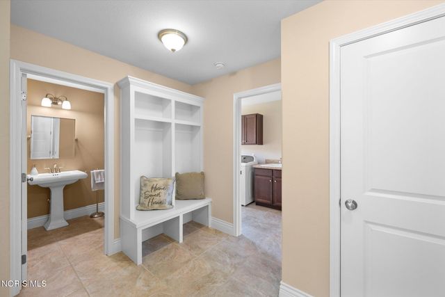 7836 N Woodbridge Road, Monclova, OH 43542