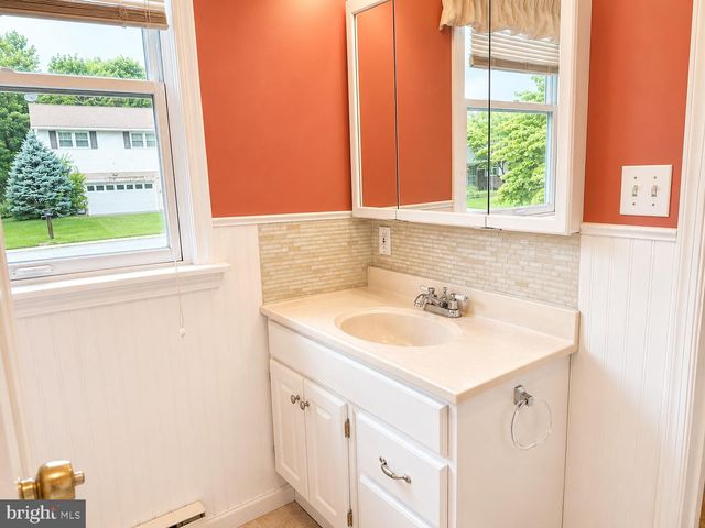 32 W SYLVAN DR, Northampton, PA 18067