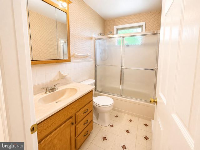 32 W SYLVAN DR, Northampton, PA 18067