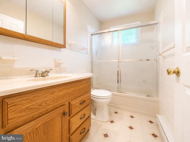 32 W SYLVAN DR, Northampton, PA 18067