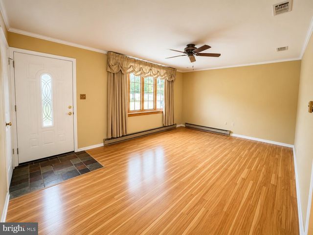 32 W SYLVAN DR, Northampton, PA 18067