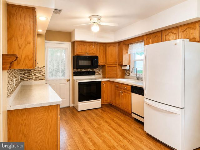 32 W SYLVAN DR, Northampton, PA 18067