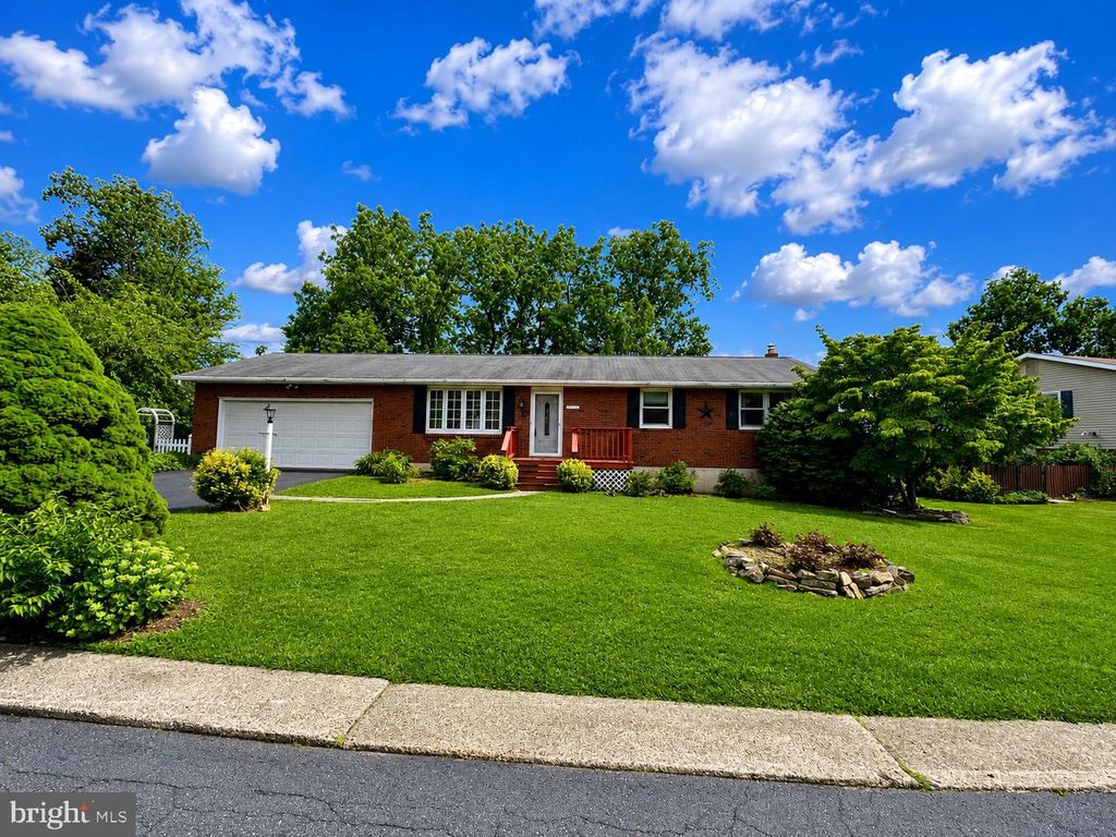 32 W SYLVAN DR, Northampton, PA 18067