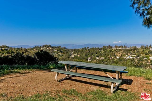 11820 Gwynne Lane, Los Angeles, CA 90077