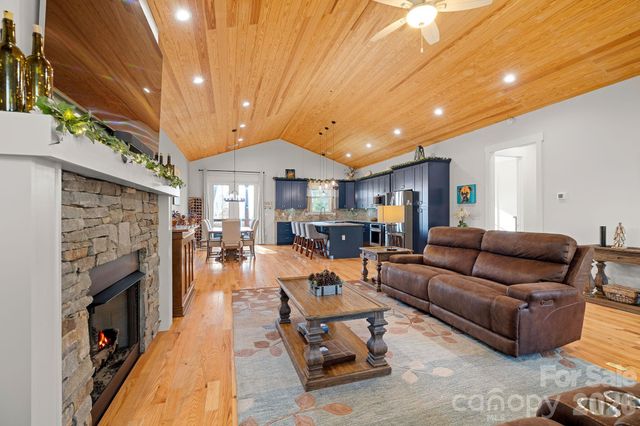 236 Cider Hill Lane, Hendersonville, NC 28792