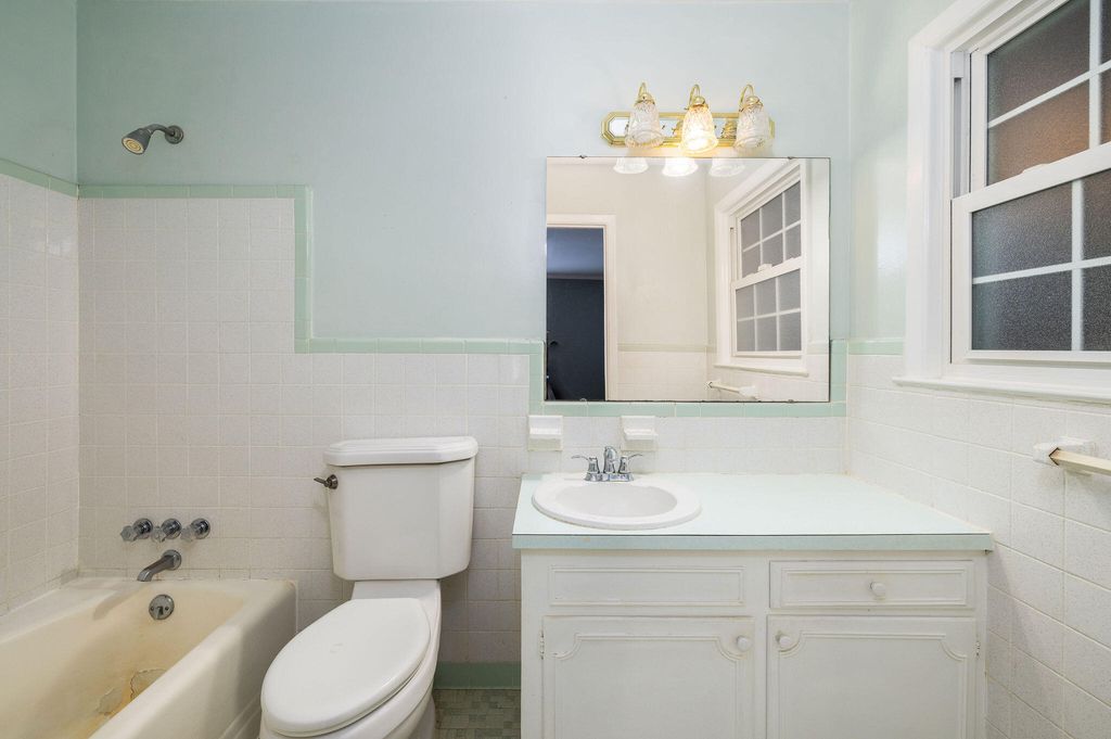 Image 10 of property listing at 1247 Northfield Place, Hanahan, SC 29410