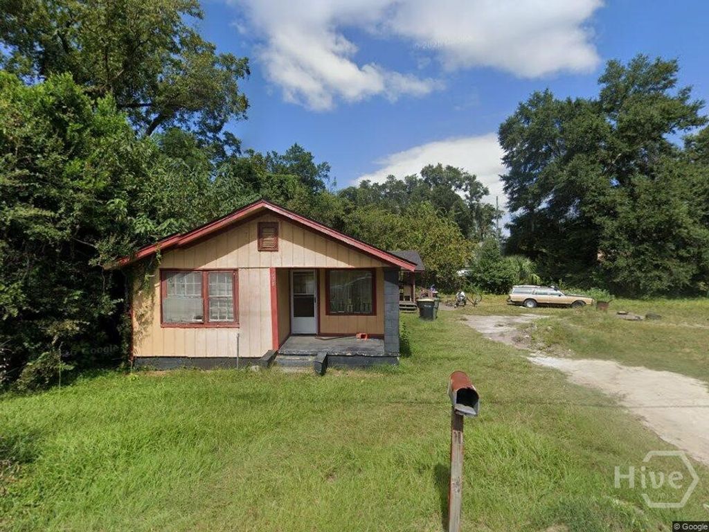 Image 1 of property listing at 628 Staley Avenue, Savannah, GA 31405