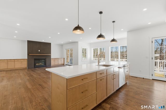 511 Den Road, Stamford, CT 06903