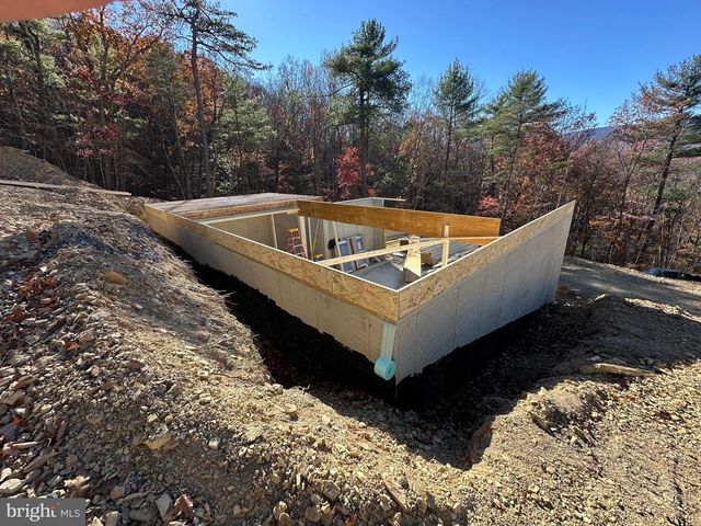 LAURA CT, Basye, VA 22810