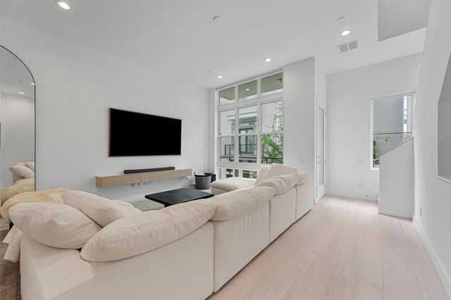 5854 E Post Oak Lane, Houston, TX 77055