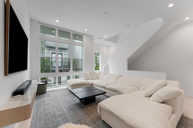 5854 E Post Oak Lane, Houston, TX 77055