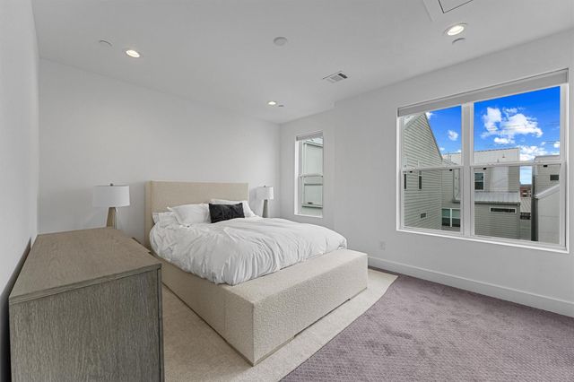 5854 E Post Oak Lane, Houston, TX 77055