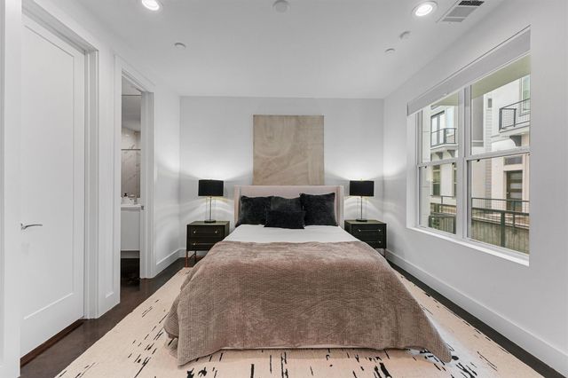 5854 E Post Oak Lane, Houston, TX 77055