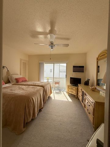 135 Easthampton F, West Palm Beach, FL 33417