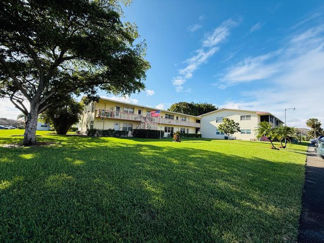 135 Easthampton F, West Palm Beach, FL 33417