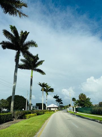 135 Easthampton F, West Palm Beach, FL 33417