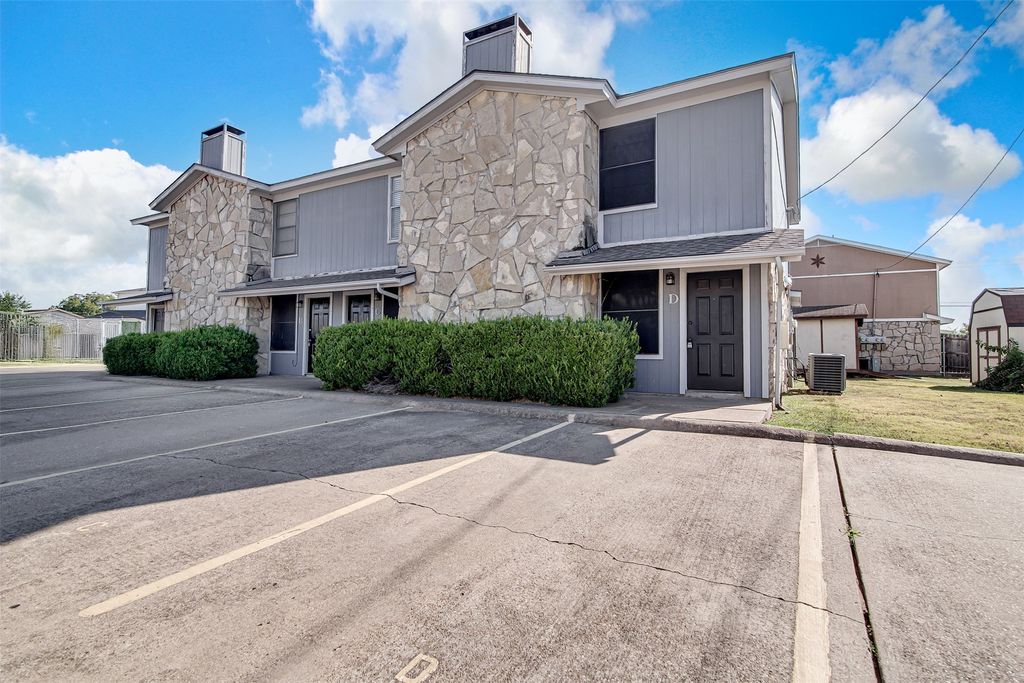 1403 Courtney Place D, Cleburne, TX 76033