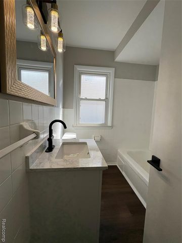 164 W Browning Avenue, Hazel Park, MI 48030