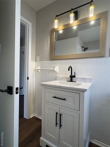 164 W Browning Avenue, Hazel Park, MI 48030