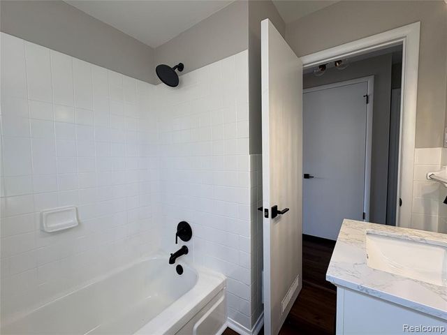 164 W Browning Avenue, Hazel Park, MI 48030