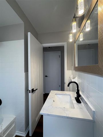 164 W Browning Avenue, Hazel Park, MI 48030