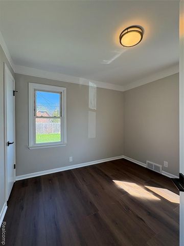 164 W Browning Avenue, Hazel Park, MI 48030