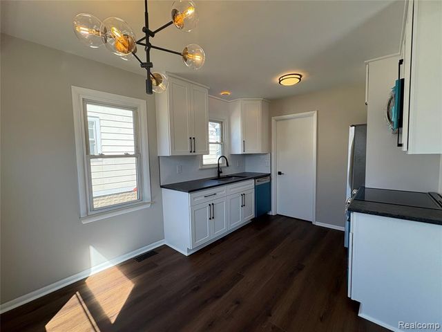 164 W Browning Avenue, Hazel Park, MI 48030