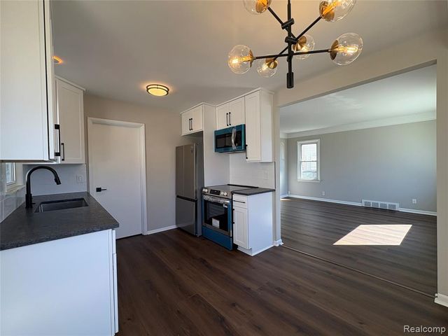 164 W Browning Avenue, Hazel Park, MI 48030