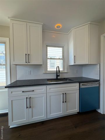 164 W Browning Avenue, Hazel Park, MI 48030