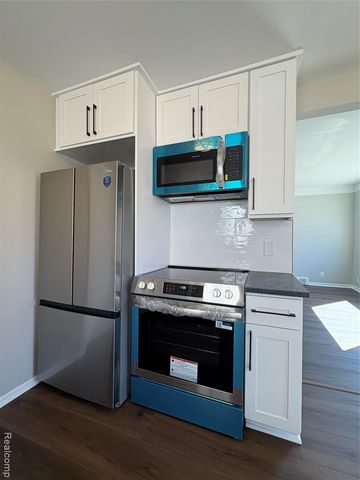 164 W Browning Avenue, Hazel Park, MI 48030