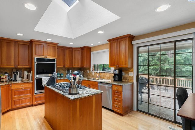 8220 NW 71st Ct, Gig Harbor, WA 98335