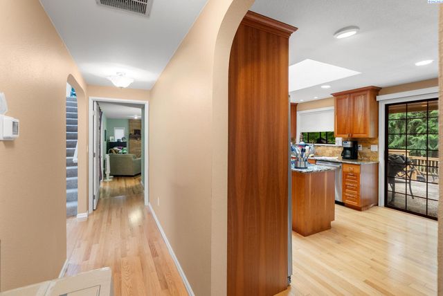 8220 NW 71st Ct, Gig Harbor, WA 98335