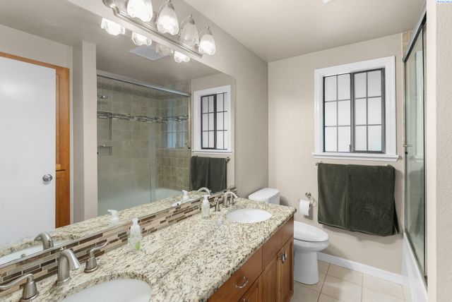 8220 NW 71st Ct, Gig Harbor, WA 98335