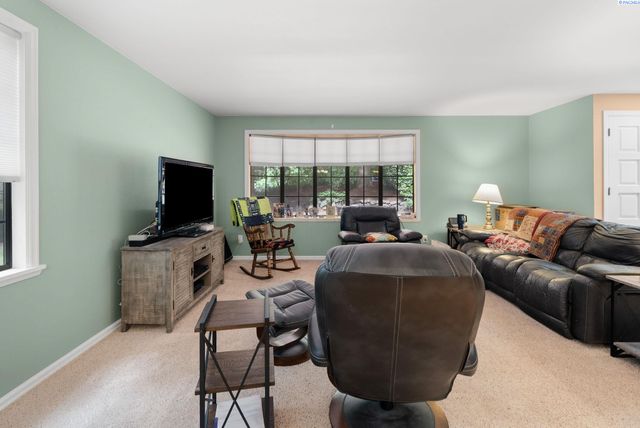 8220 NW 71st Ct, Gig Harbor, WA 98335
