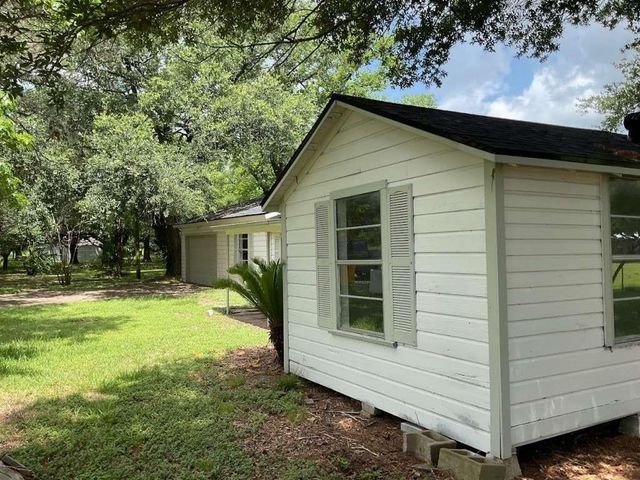 1329 Adams Road, Bay City, TX 77414